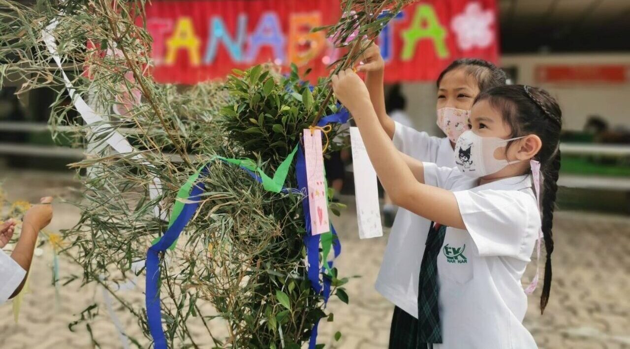 มุ่งเน้นความเป้นพลโลก